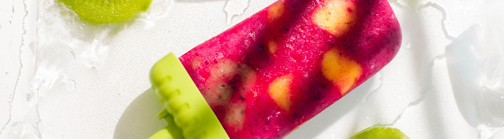 Paletas de yogurt con frutos rojos