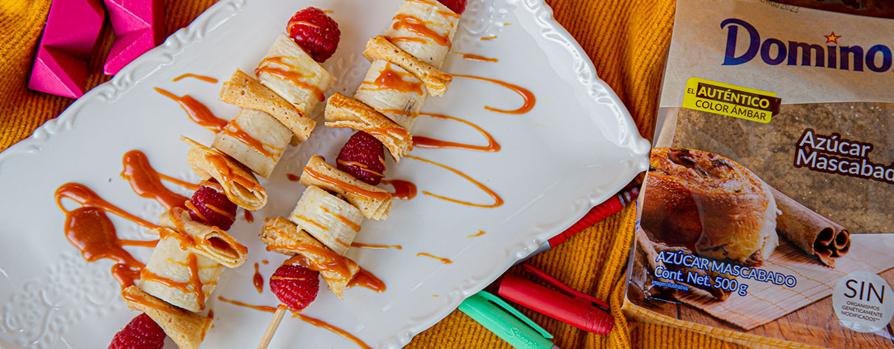 Brochetas de crepas de plátano y chicloso de caramelo