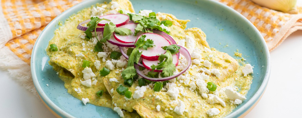 Enchiladas de queso en salsa de flor de calabaza