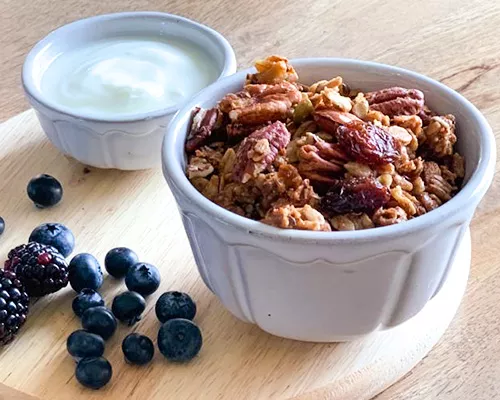 Granola horneada con avena, nuez y manzana