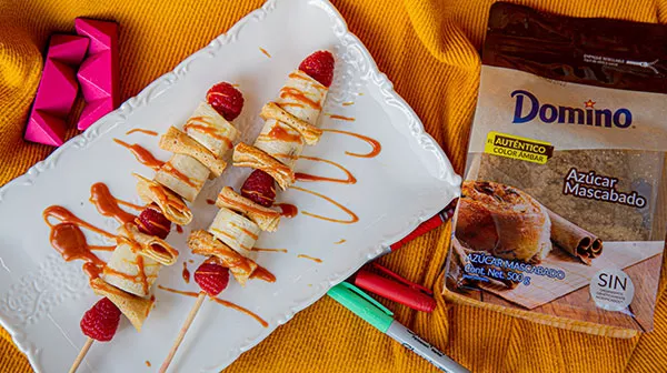 Brochetas de crepas de plátano y chicloso de caramelo