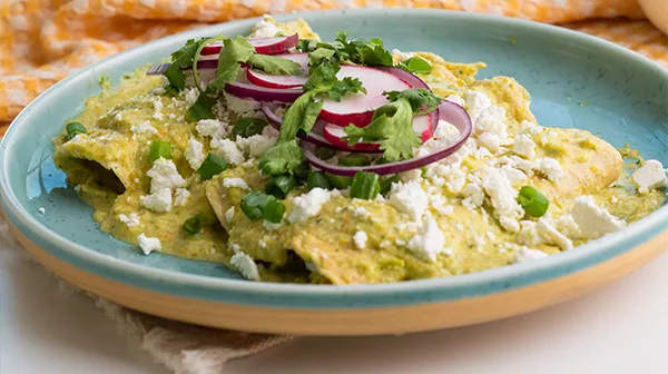 Enchiladas de queso en salsa de flor de calabaza