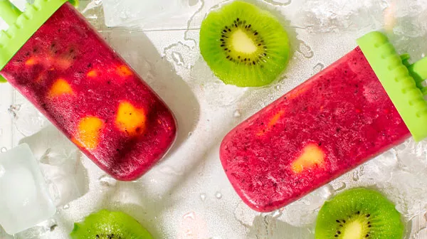 Paletas de yogurt con frutos rojos