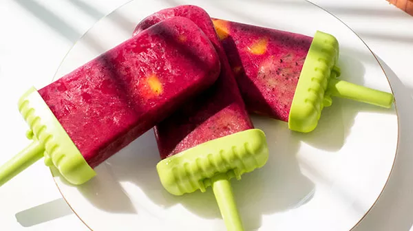 Paletas de yogurt con frutos rojos