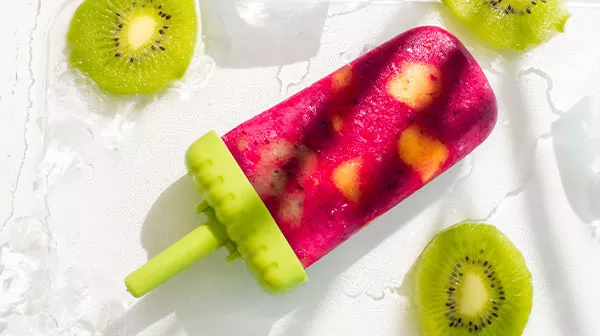 Paletas de yogurt con frutos rojos