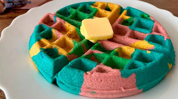 Waffles de colores con avena y plátano