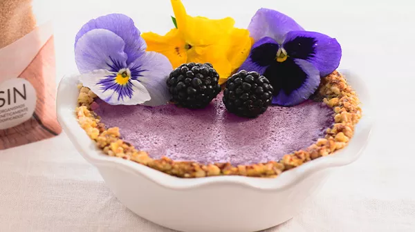 Tartas-con-zarzamoras-y-flores-comestibles