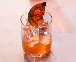 Cóctel de campari, toronja y tequila