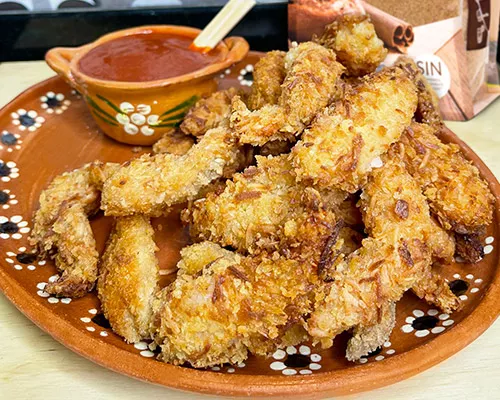 Camarones al coco crujientes con salsa de frambuesa y chipotle
