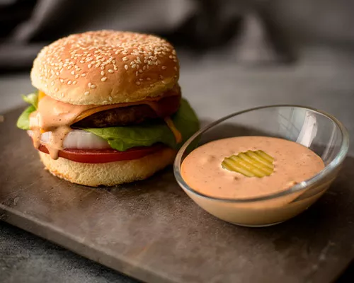 Salsa cremosa de pepinillos para hamburguesa