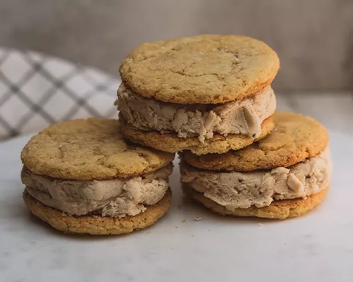 Sándwich de galleta con helado de café