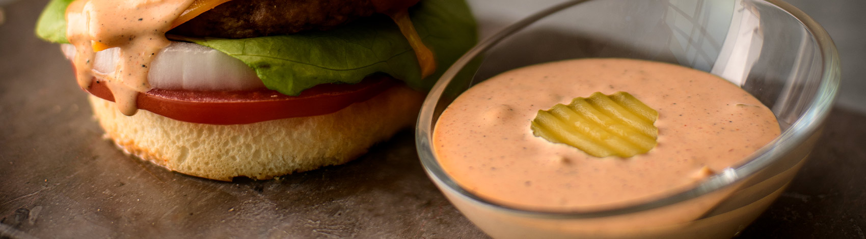 Salsa cremosa de pepinillos para hamburguesa