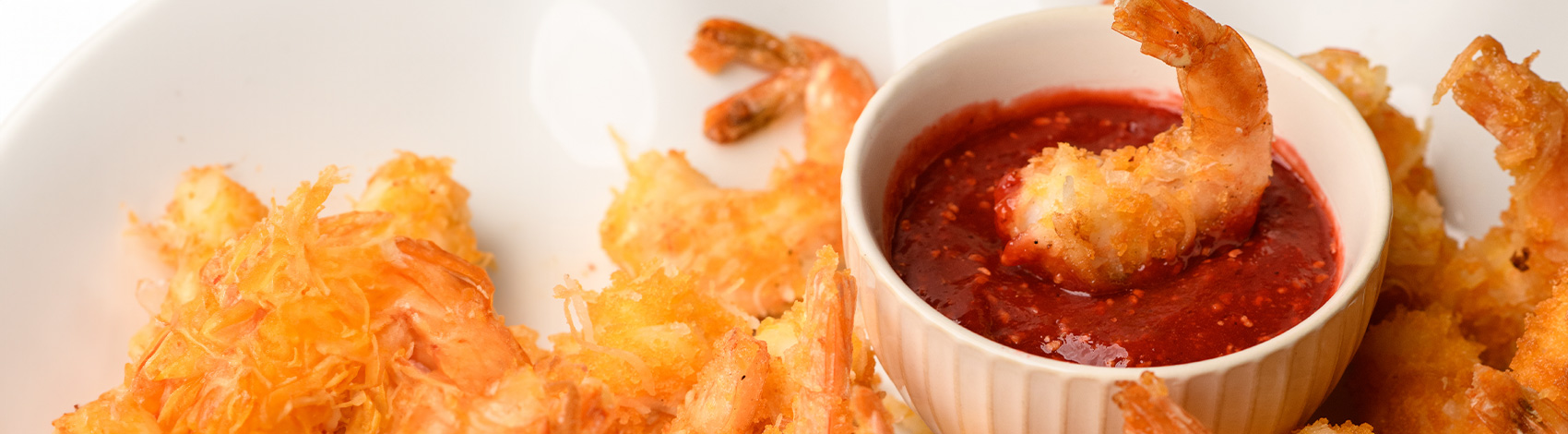 Camarones al coco crujientes con salsa de frambuesa y chipotle