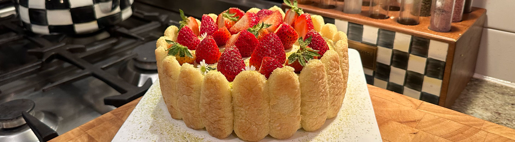 Carlota de fresas y pistaches