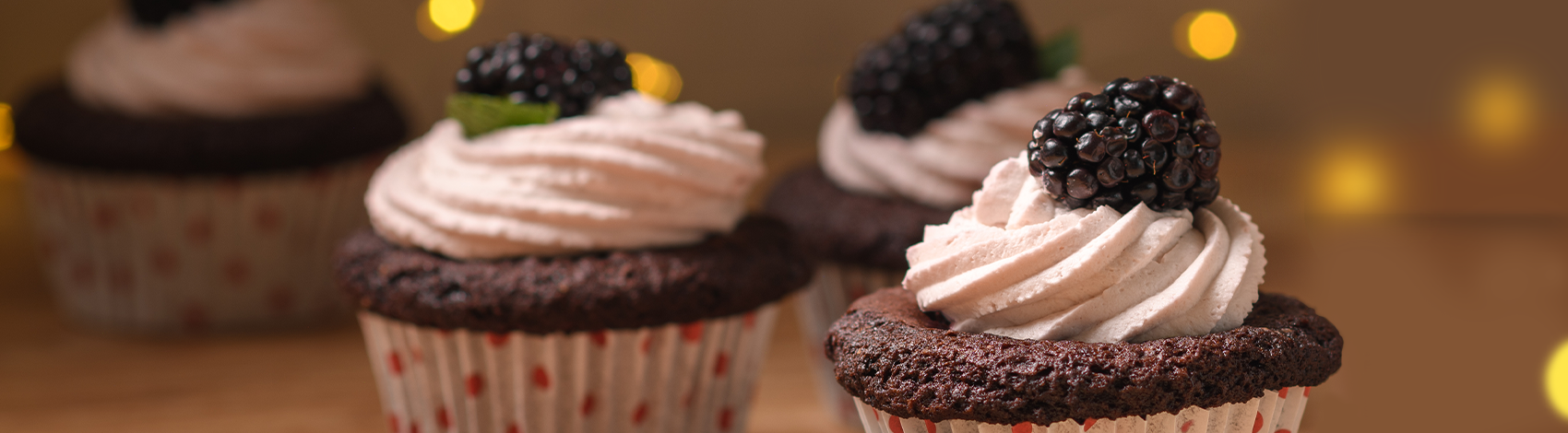 Cupcakes de chocolate rellenos de zarzamora y lavanda