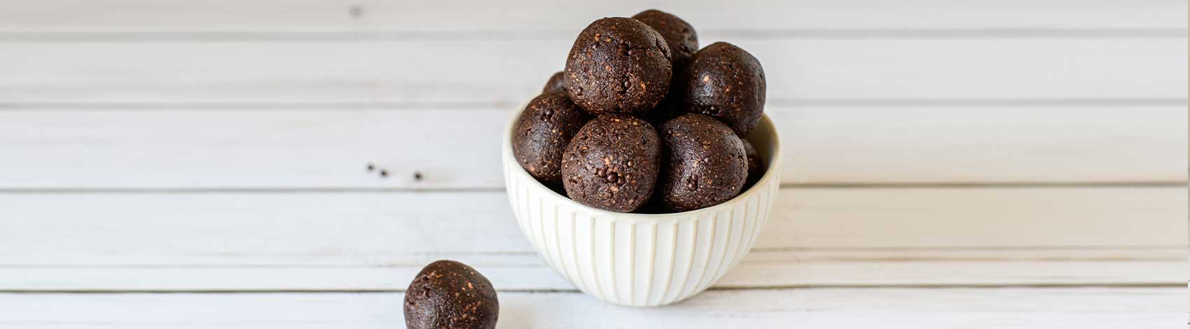 Energy bites de almendra, nuez y chispas de chocolate