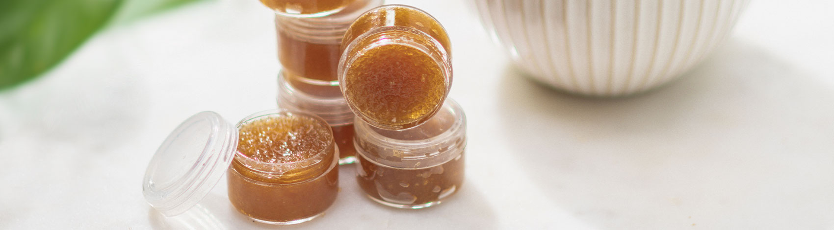 Exfoliante de labios de azúcar mascabado