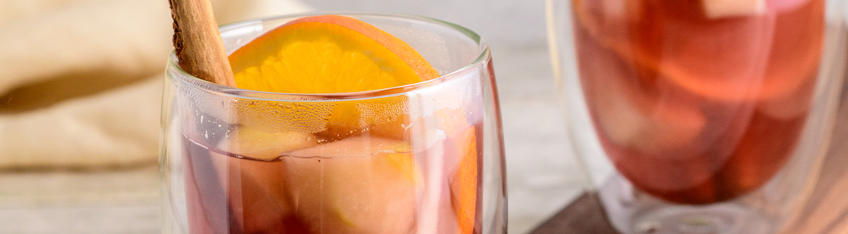 Infusión de jamaica y frutas de temporada