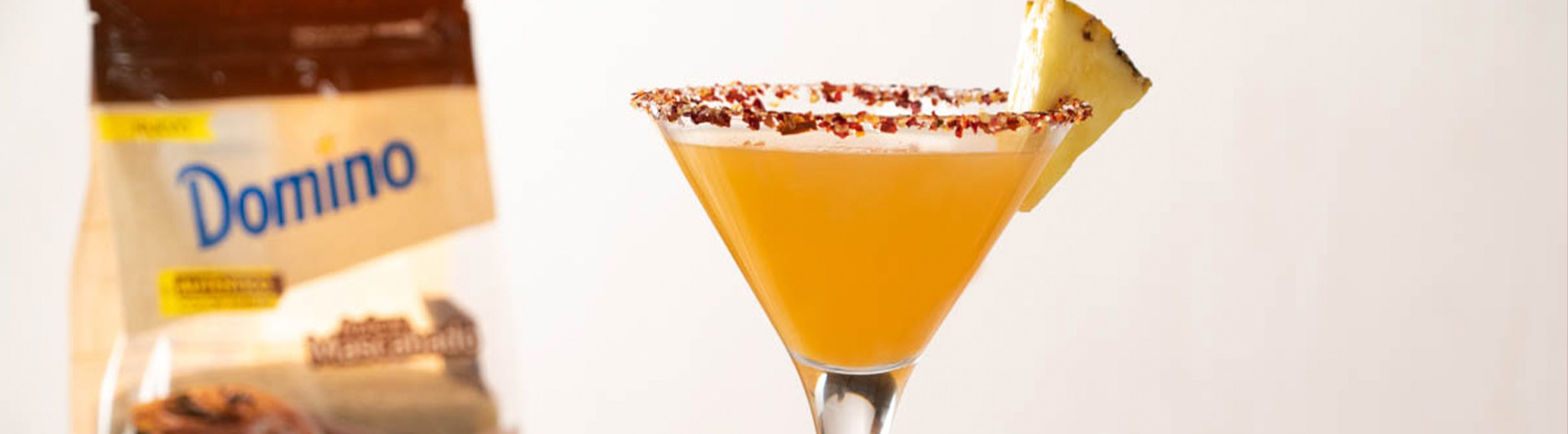 Martini de piña con chile de árbol