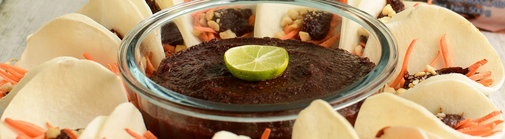 Rosca de taquitos de jícama con zanahoria y chamoy de jamaica