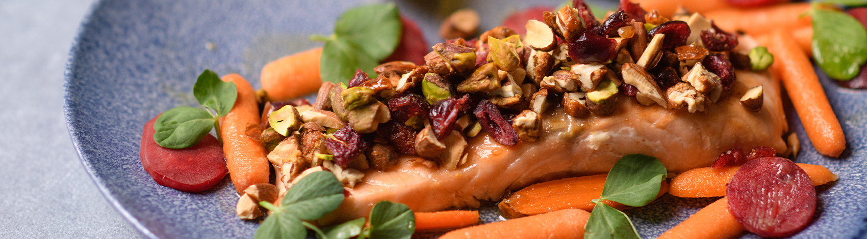 Salmón con costra de frutos secos y verduras glaseadas