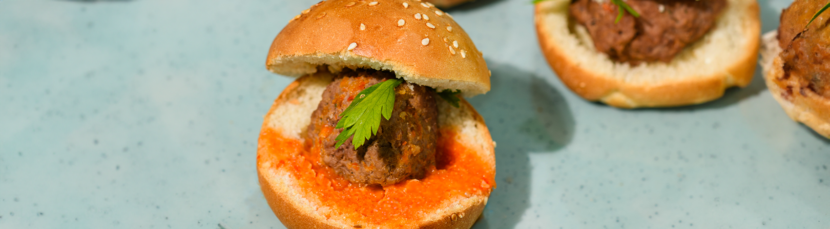 Sliders de albóndigas en salsa búfalo