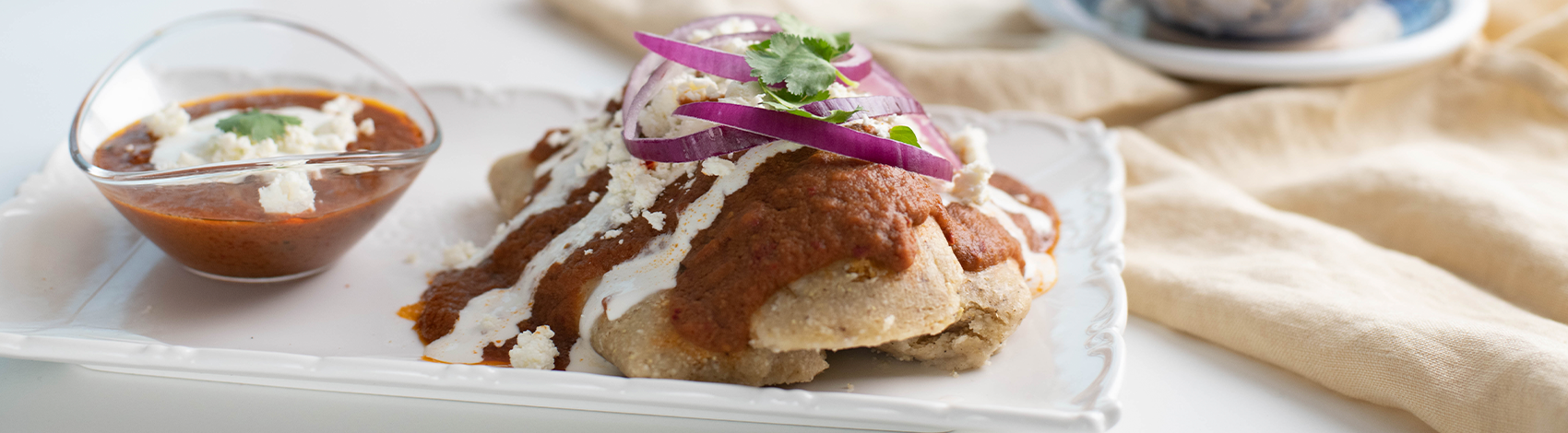 Tamal de res con salsa de frijol y guajillo