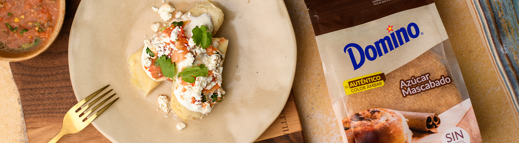 Tamales de elote con salsa molcajeteada