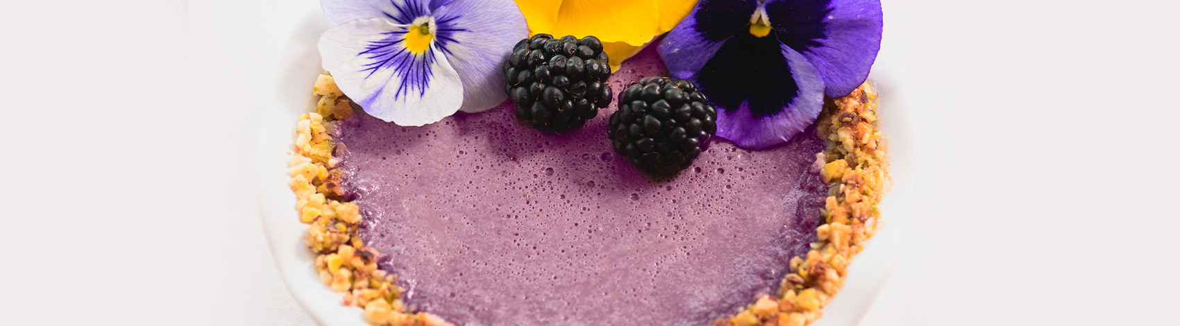 Tartas con zarzamoras y flores comestibles