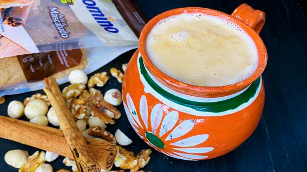 Atole de Cajeta con nuez de macadamia