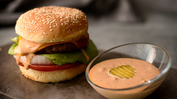 Salsa cremosa de pepinillos para hamburguesa