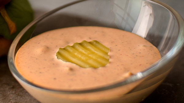 Salsa cremosa de pepinillos para hamburguesa