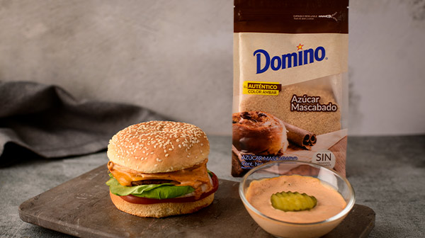 Salsa cremosa de pepinillos para hamburguesa