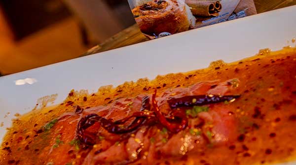 Carpaccio de atún con vinagreta de tamarindo y chile de árbol