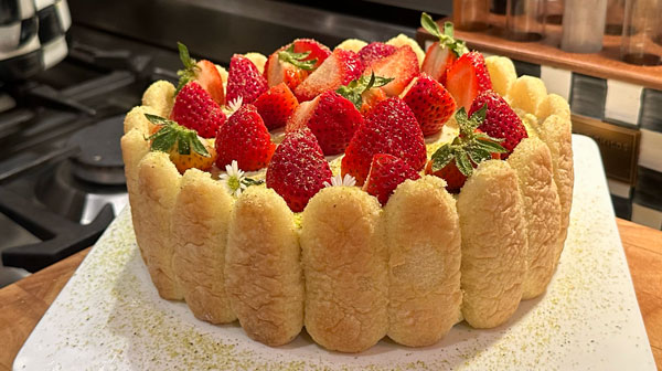 Carlota de fresas y pistaches