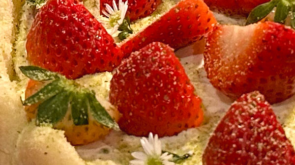 Carlota de fresas y pistaches