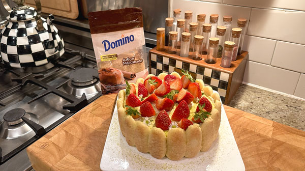 Carlota de fresas y pistaches