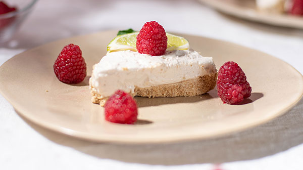 Carlota de limón con menta y frambuesas