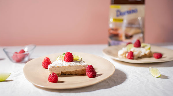 Carlota de limón con menta y frambuesas