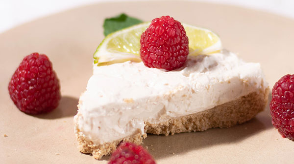 Carlota de limón con menta y frambuesas