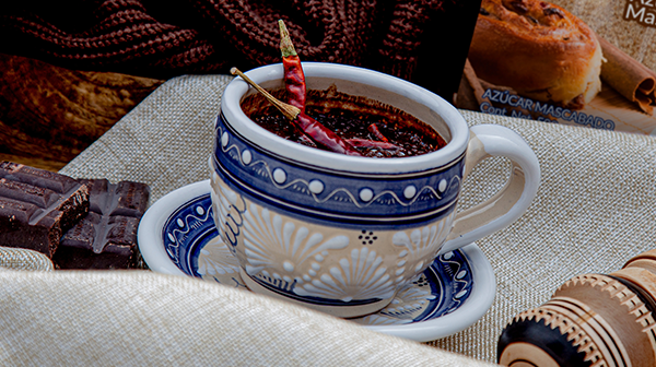 Chocolate caliente estilo prehispánico