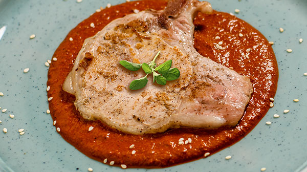 Chuletas en mole de moras