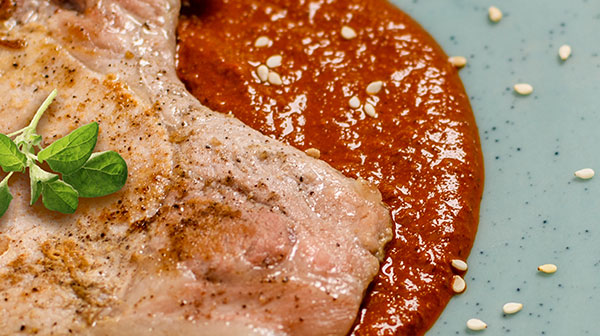 Chuletas en mole de moras