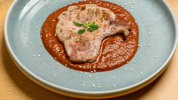 Chuletas en mole de moras