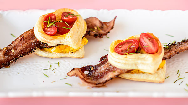Corazones de masa de hojaldre con tocino