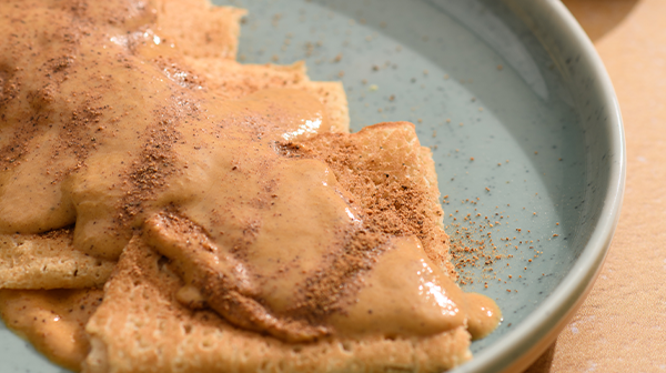 Crepas con salsa de calabaza y nuez