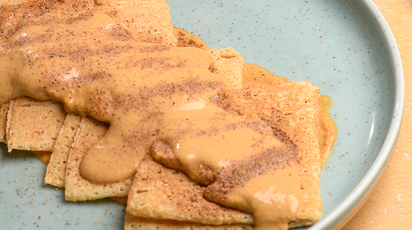 Crepas con salsa de calabaza y nuez