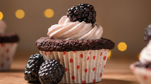 Cupcakes de chocolate rellenos de zarzamora y lavanda