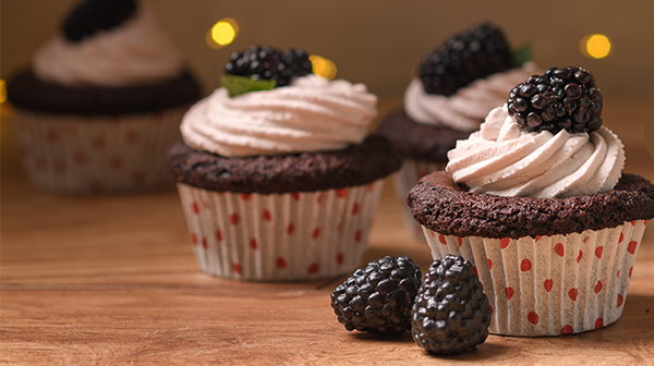 Cupcakes de chocolate rellenos de zarzamora y lavanda