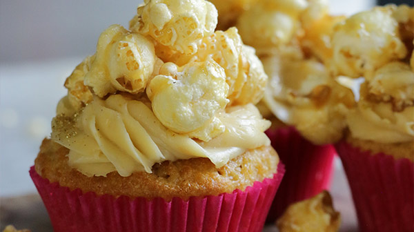 Cupcakes de elote con palomitas de caramelo